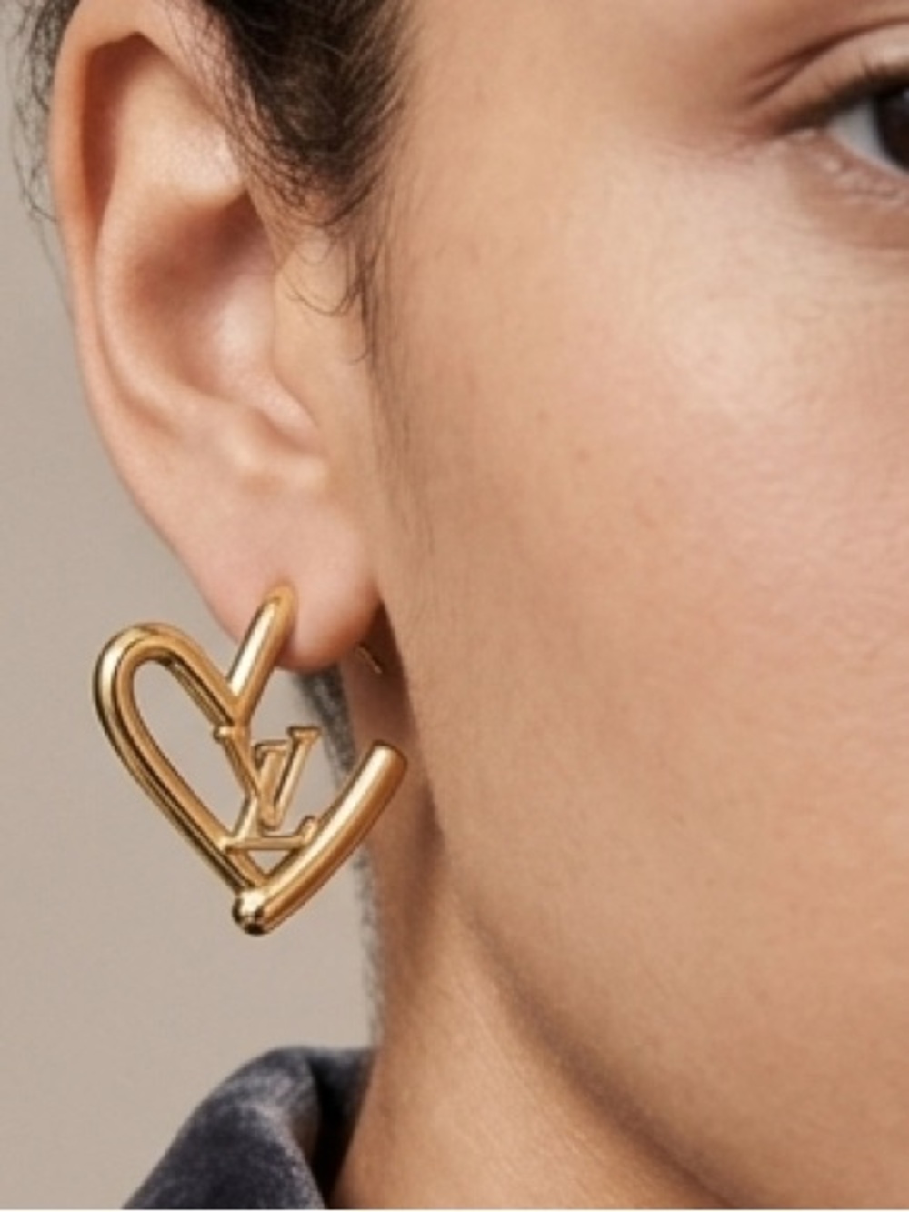 🆕 Louis Vuitton Gold LV Heart Outline Stud Earrings - Picture 1 of 6